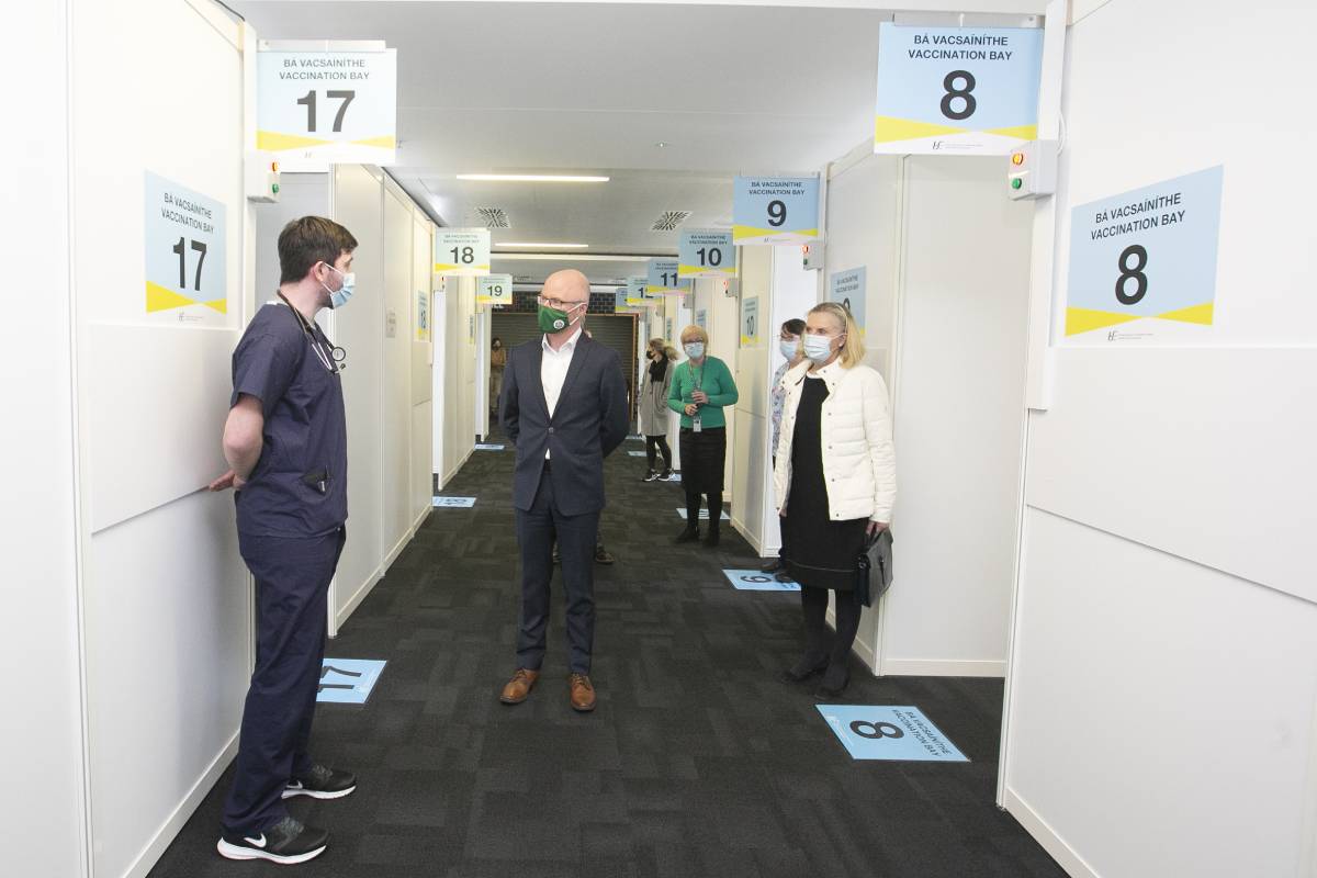 Stephen Donnelly, ministro de Sanidad de Irlanda, visitando el operativo de cita 'on line' de vacunación para personas de entre 40 y 44 años.